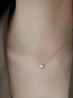 Delicate Heart Pendant Necklace in Gold
